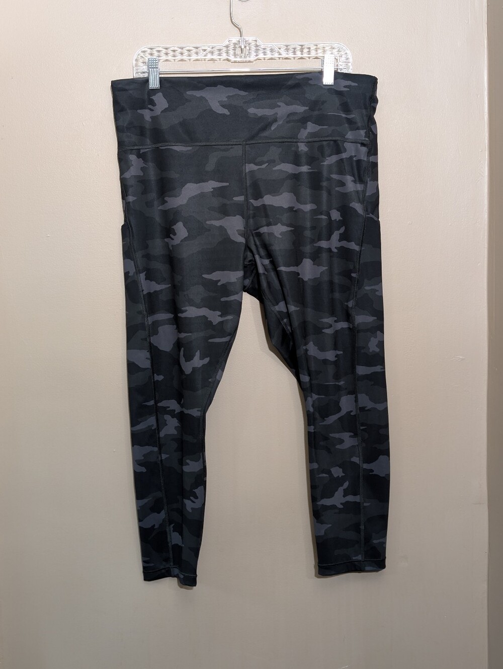 Athleta Ultimate Camo 7/8 tights black Camo size 2X